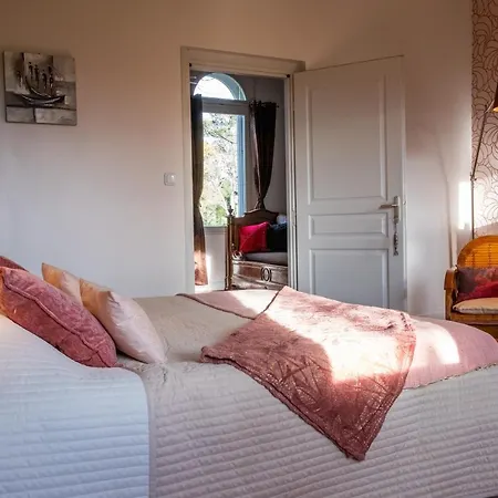 D'hôtes - La Moneze Basse Couette-café 3*